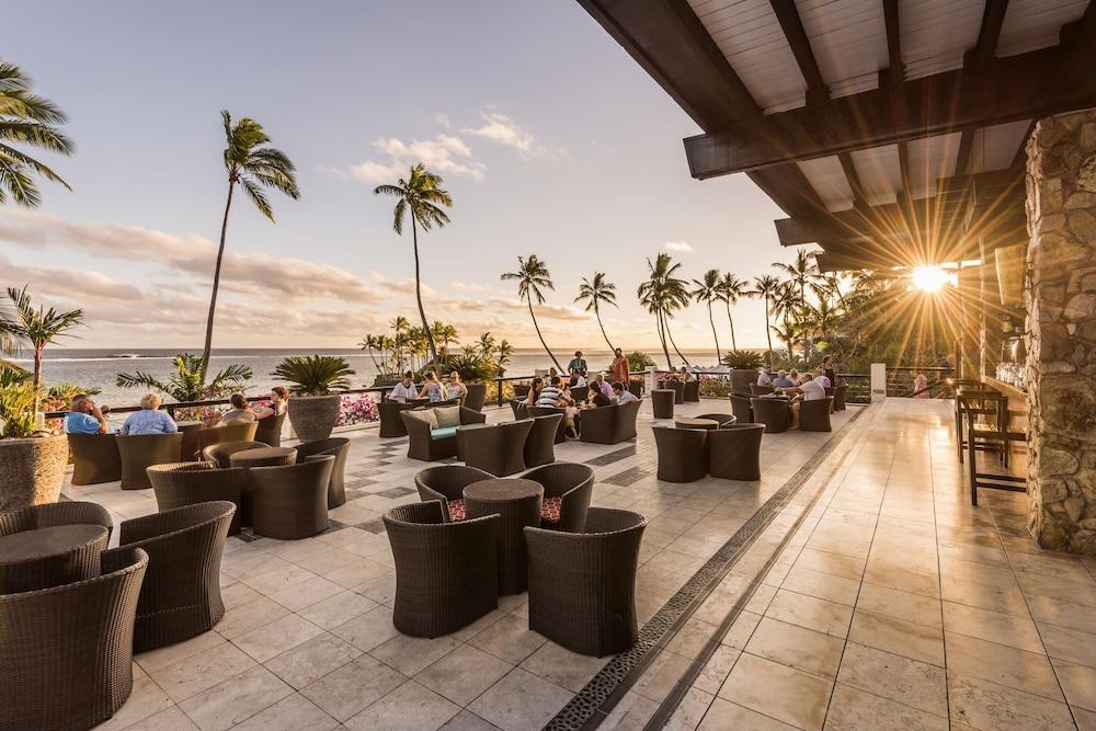 Hotel The Warwick Fiji Korolevu  Exteriér fotografie Sunset at the Beach Bar
