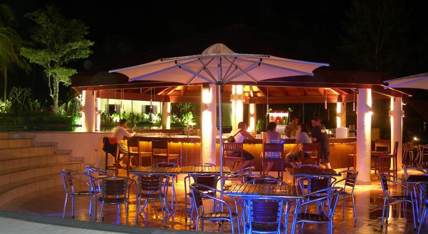 Hotel The Warwick Fiji Korolevu  Exteriér fotografie The bar at the pool