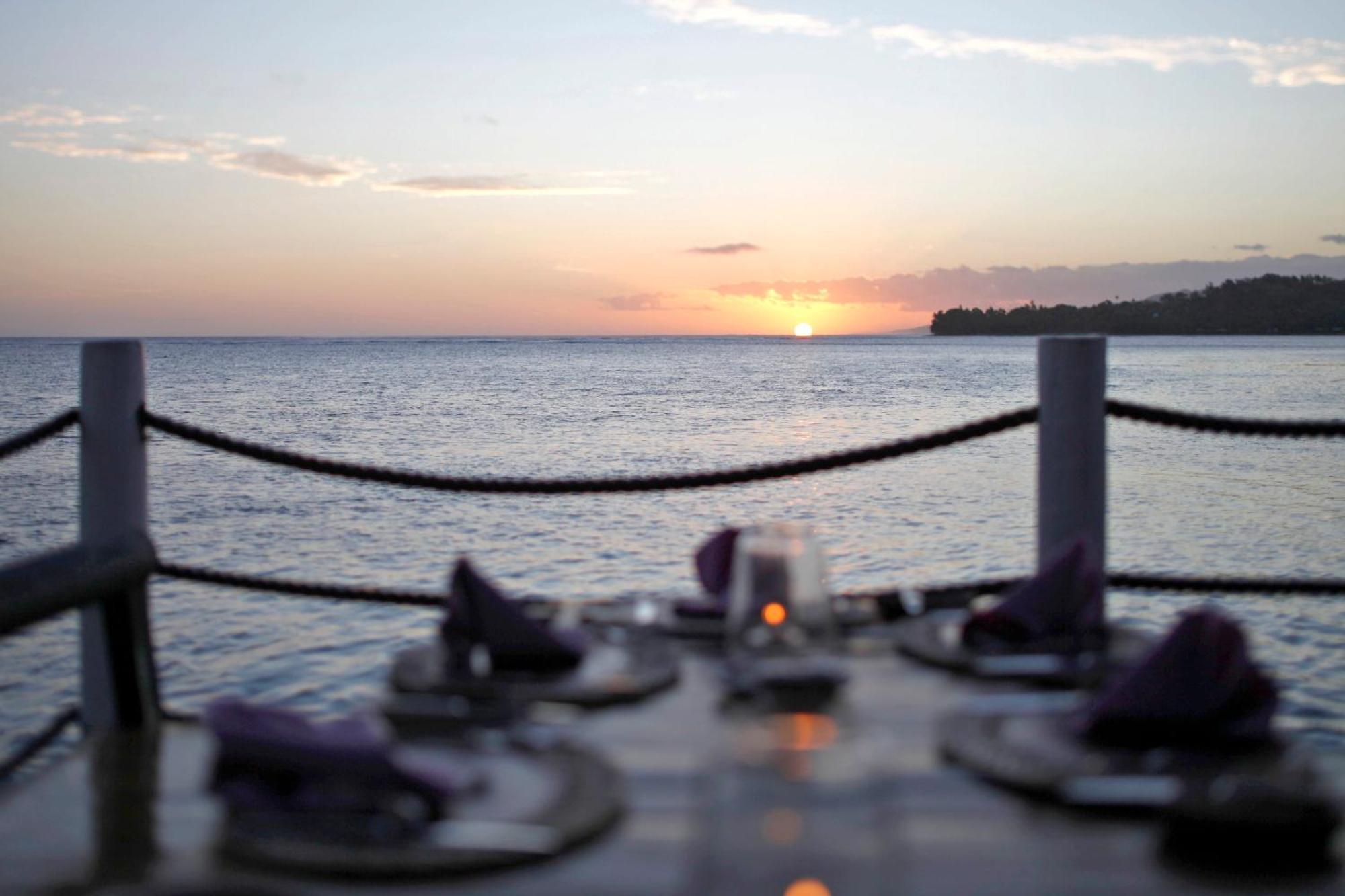 Hotel The Warwick Fiji Korolevu  Exteriér fotografie Sunset at the beach