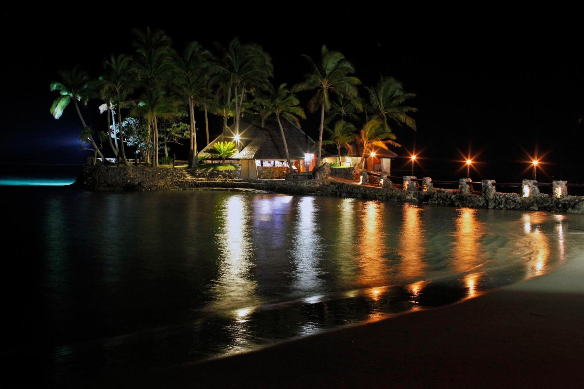 Hotel The Warwick Fiji Korolevu  Exteriér fotografie Night view of the beach