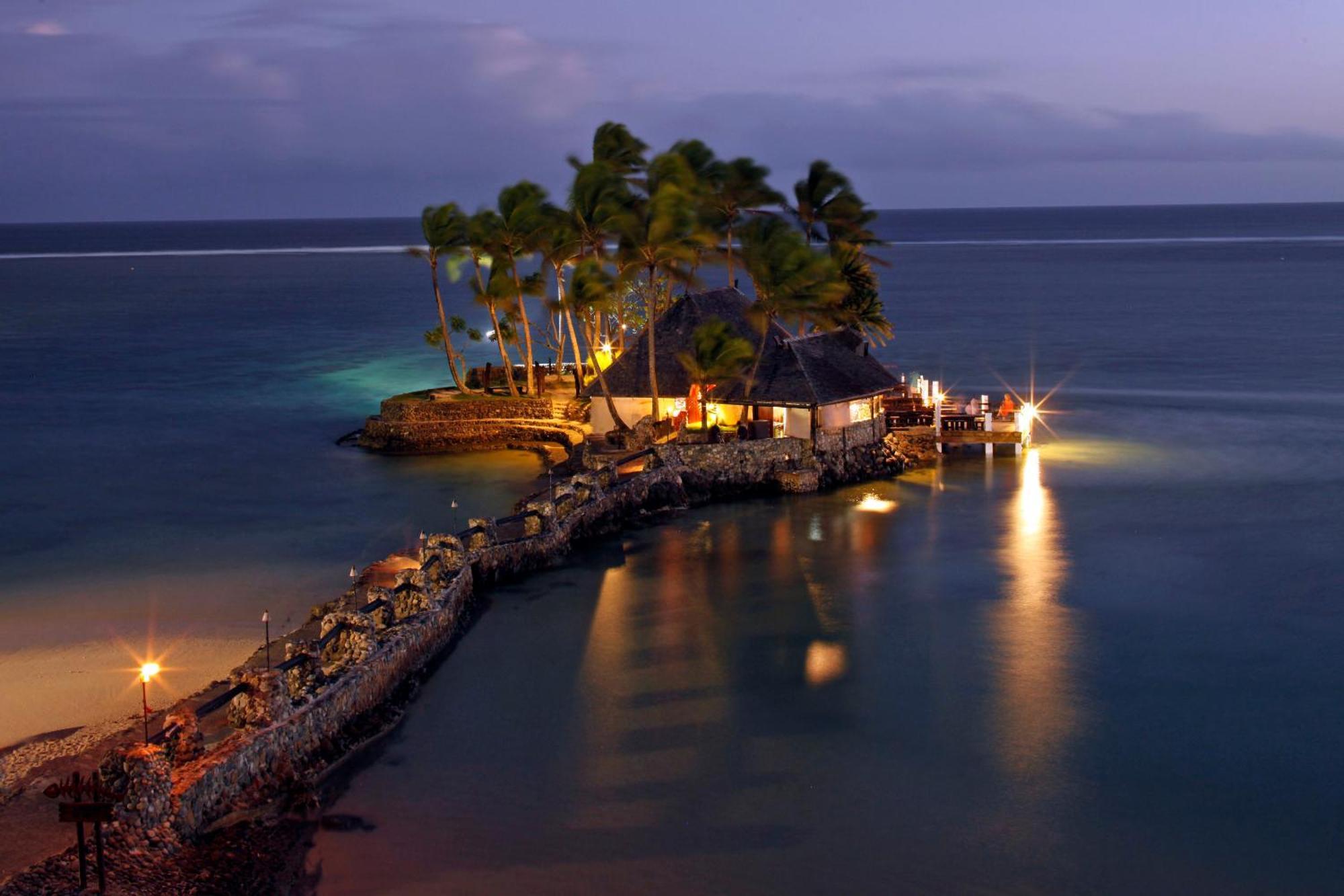 Hotel The Warwick Fiji Korolevu  Exteriér fotografie The Rock at night