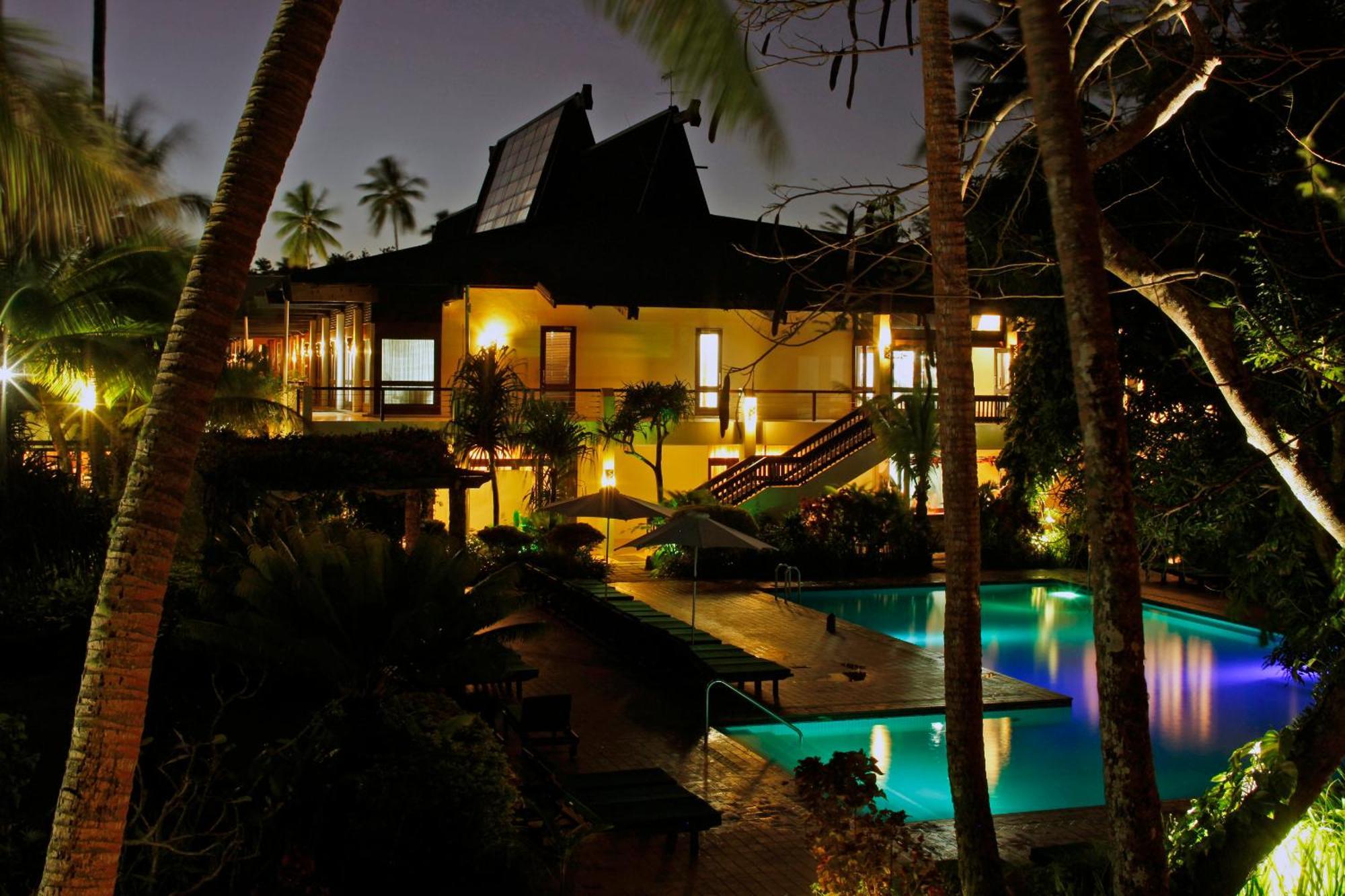 Hotel The Warwick Fiji Korolevu  Exteriér fotografie The house at night