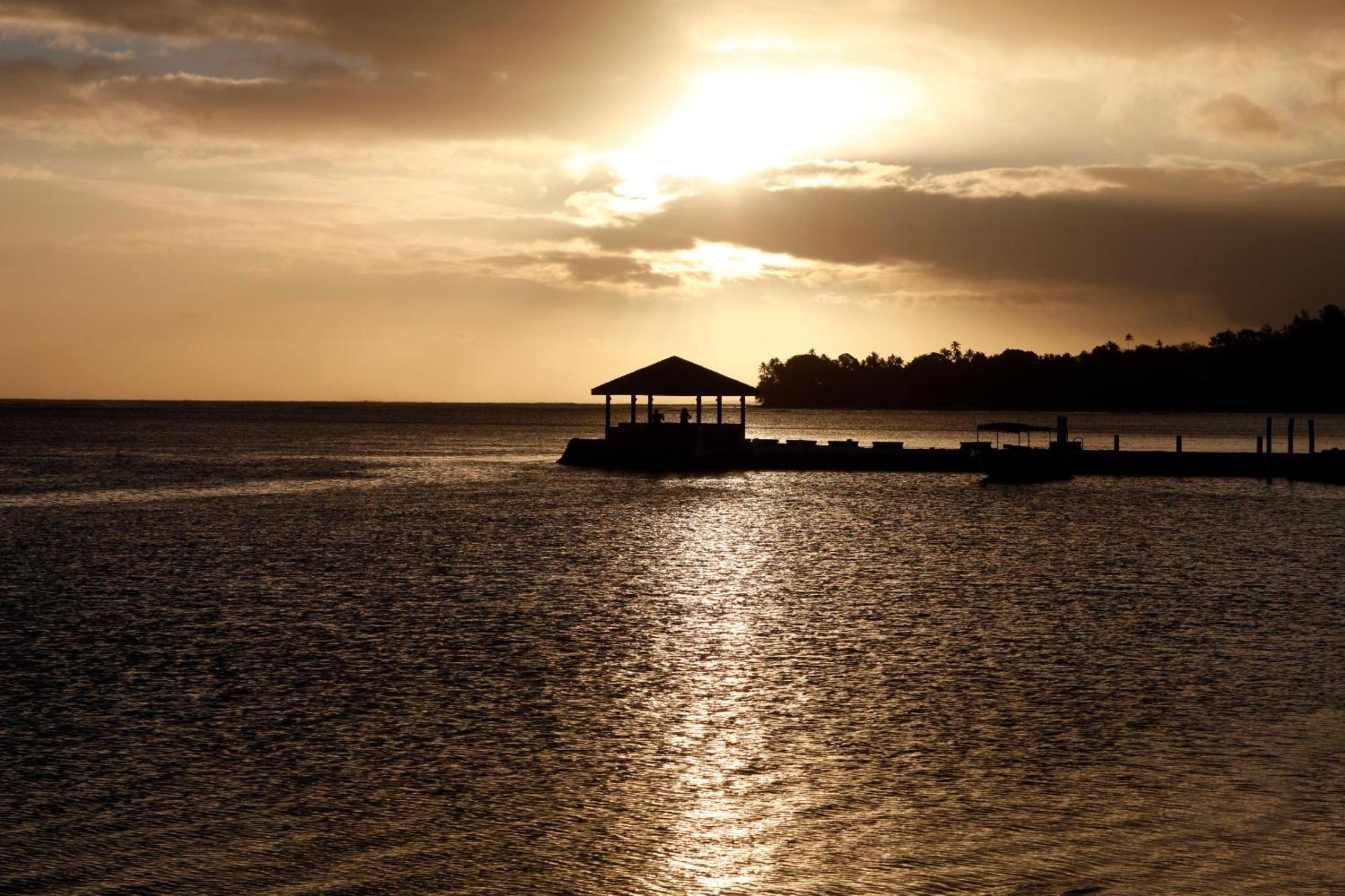 Hotel The Warwick Fiji Korolevu  Exteriér fotografie Sunset at the beach