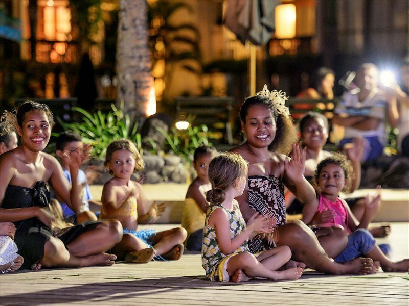Hotel The Warwick Fiji Korolevu  Exteriér fotografie A family from the Cook Islands